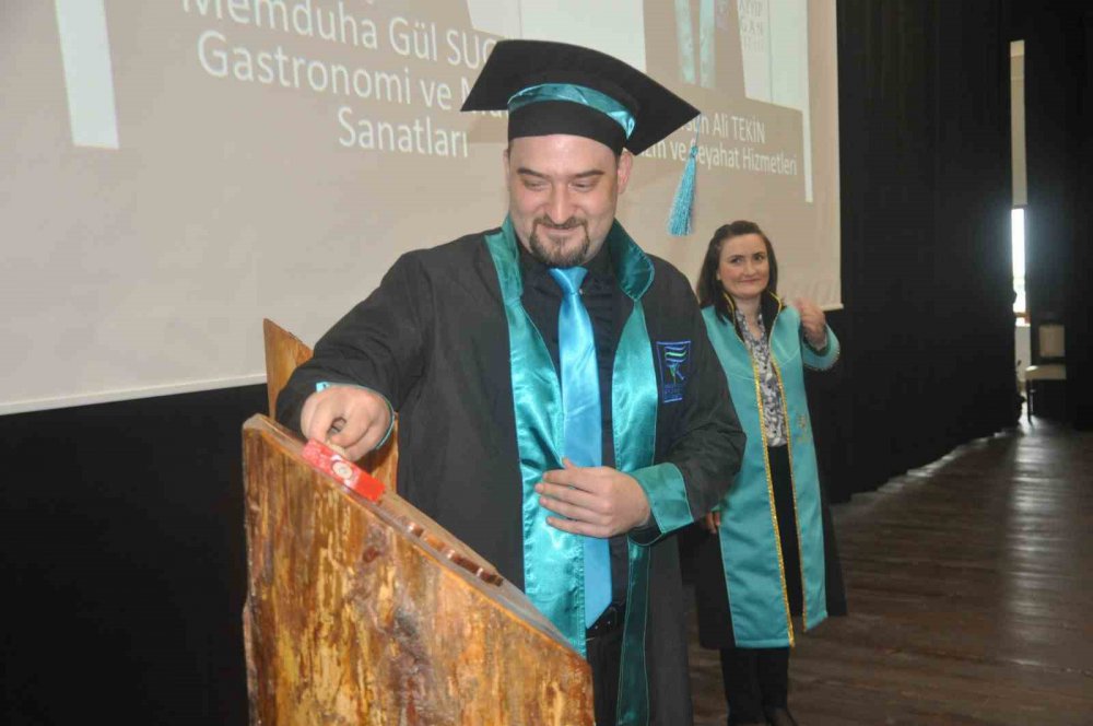 RTEÜ ARDEŞEN TURİZM FAKÜLTESİ VE ARDEŞEN MESLEK YÜKSEKOKULU'NDA ÖĞRENİM GÖREN ABLA-KARDEŞ DURSUN ALİ TEKİN ARDEŞEN MESLEK YÜKSEK OKULU'NU BİRİNCİLİK, AYNI BÖLÜMDEN MEZUN OLAN ABLASI GÖNÜL KALAY İSE İKİNCİLİK İLE BİTİRDİ