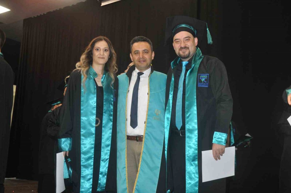 RTEÜ ARDEŞEN TURİZM FAKÜLTESİ VE ARDEŞEN MESLEK YÜKSEKOKULU'NDA ÖĞRENİM GÖREN ABLA-KARDEŞ DURSUN ALİ TEKİN ARDEŞEN MESLEK YÜKSEK OKULU'NU BİRİNCİLİK, AYNI BÖLÜMDEN MEZUN OLAN ABLASI GÖNÜL KALAY İSE İKİNCİLİK İLE BİTİRDİ