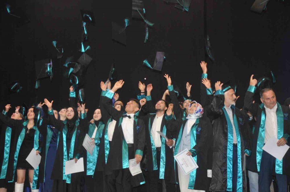 RTEÜ ARDEŞEN TURİZM FAKÜLTESİ VE ARDEŞEN MESLEK YÜKSEKOKULU'NDA ÖĞRENİM GÖREN ABLA-KARDEŞ DURSUN ALİ TEKİN ARDEŞEN MESLEK YÜKSEK OKULU'NU BİRİNCİLİK, AYNI BÖLÜMDEN MEZUN OLAN ABLASI GÖNÜL KALAY İSE İKİNCİLİK İLE BİTİRDİ