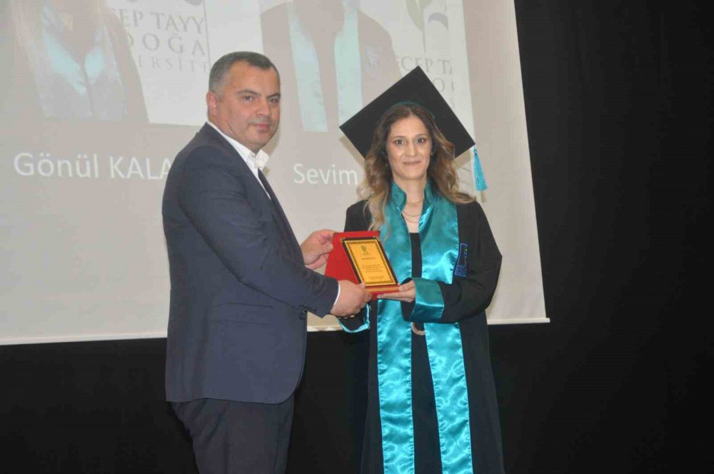 RTEÜ ARDEŞEN TURİZM FAKÜLTESİ VE ARDEŞEN MESLEK YÜKSEKOKULU'NDA ÖĞRENİM GÖREN ABLA-KARDEŞ DURSUN ALİ TEKİN ARDEŞEN MESLEK YÜKSEK OKULU'NU BİRİNCİLİK, AYNI BÖLÜMDEN MEZUN OLAN ABLASI GÖNÜL KALAY İSE İKİNCİLİK İLE BİTİRDİ