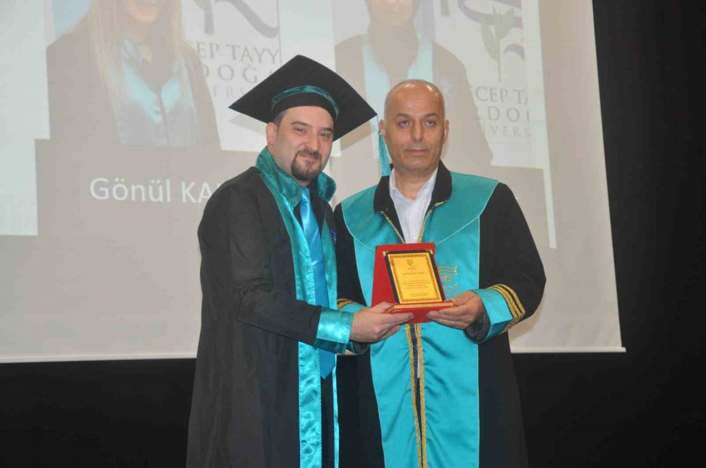 RTEÜ ARDEŞEN TURİZM FAKÜLTESİ VE ARDEŞEN MESLEK YÜKSEKOKULU'NDA ÖĞRENİM GÖREN ABLA-KARDEŞ DURSUN ALİ TEKİN ARDEŞEN MESLEK YÜKSEK OKULU'NU BİRİNCİLİK, AYNI BÖLÜMDEN MEZUN OLAN ABLASI GÖNÜL KALAY İSE İKİNCİLİK İLE BİTİRDİ