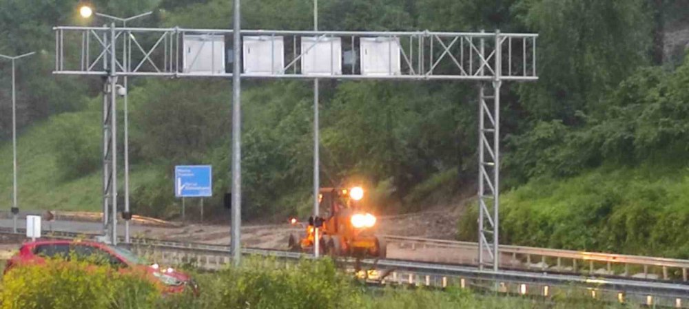 TRABZON-GÜMÜŞHANE KARAYOLU SEL SULARININ GETİRDİĞİ TAŞ VE ÇAMUR NEDENİYLE ULAŞIMA KAPANDI
