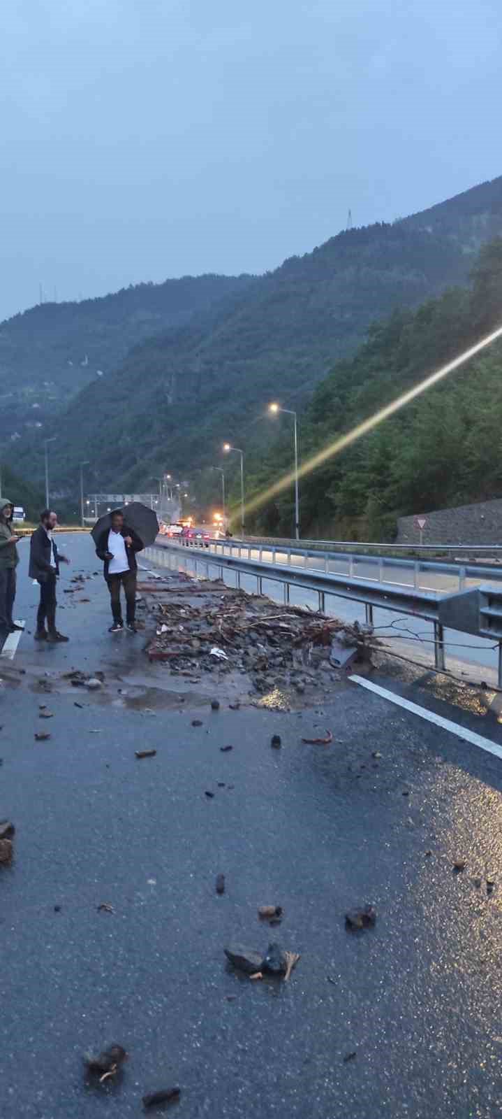 TRABZON-GÜMÜŞHANE KARAYOLU SEL SULARININ GETİRDİĞİ TAŞ VE ÇAMUR NEDENİYLE ULAŞIMA KAPANDI