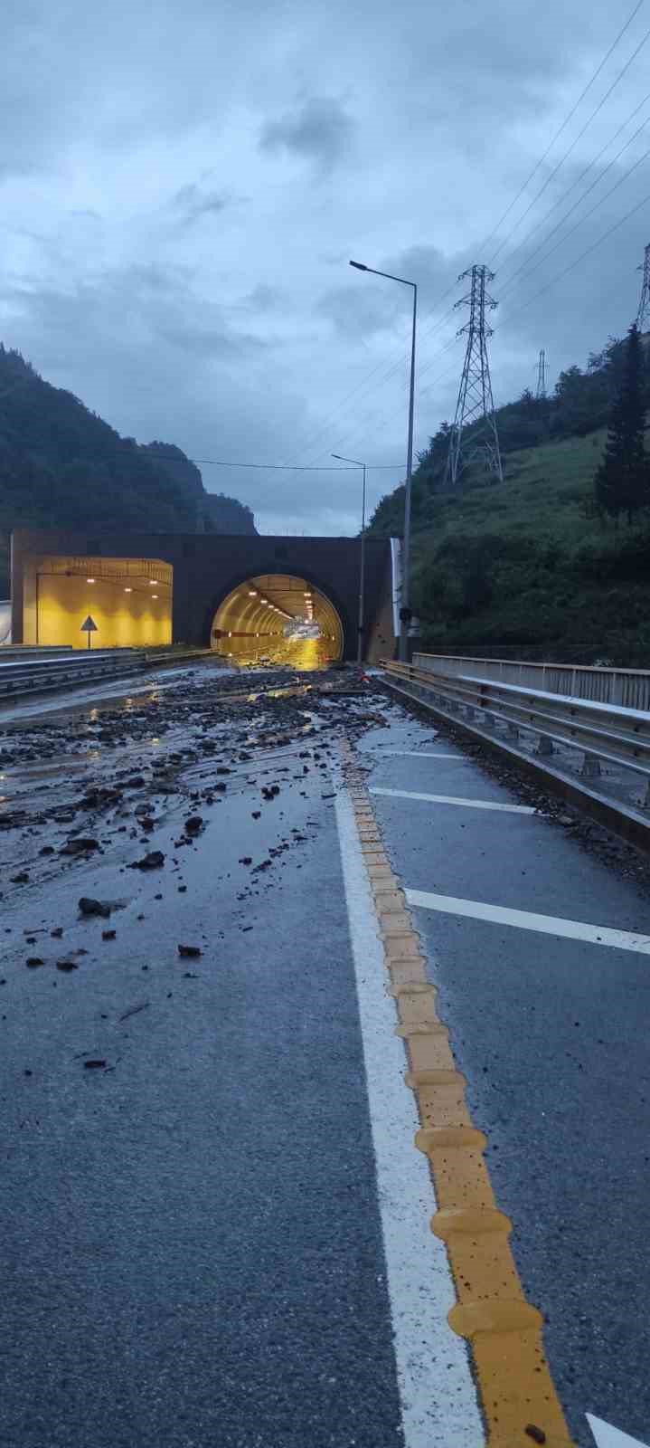 TRABZON-GÜMÜŞHANE KARAYOLU SEL SULARININ GETİRDİĞİ TAŞ VE ÇAMUR NEDENİYLE ULAŞIMA KAPANDI