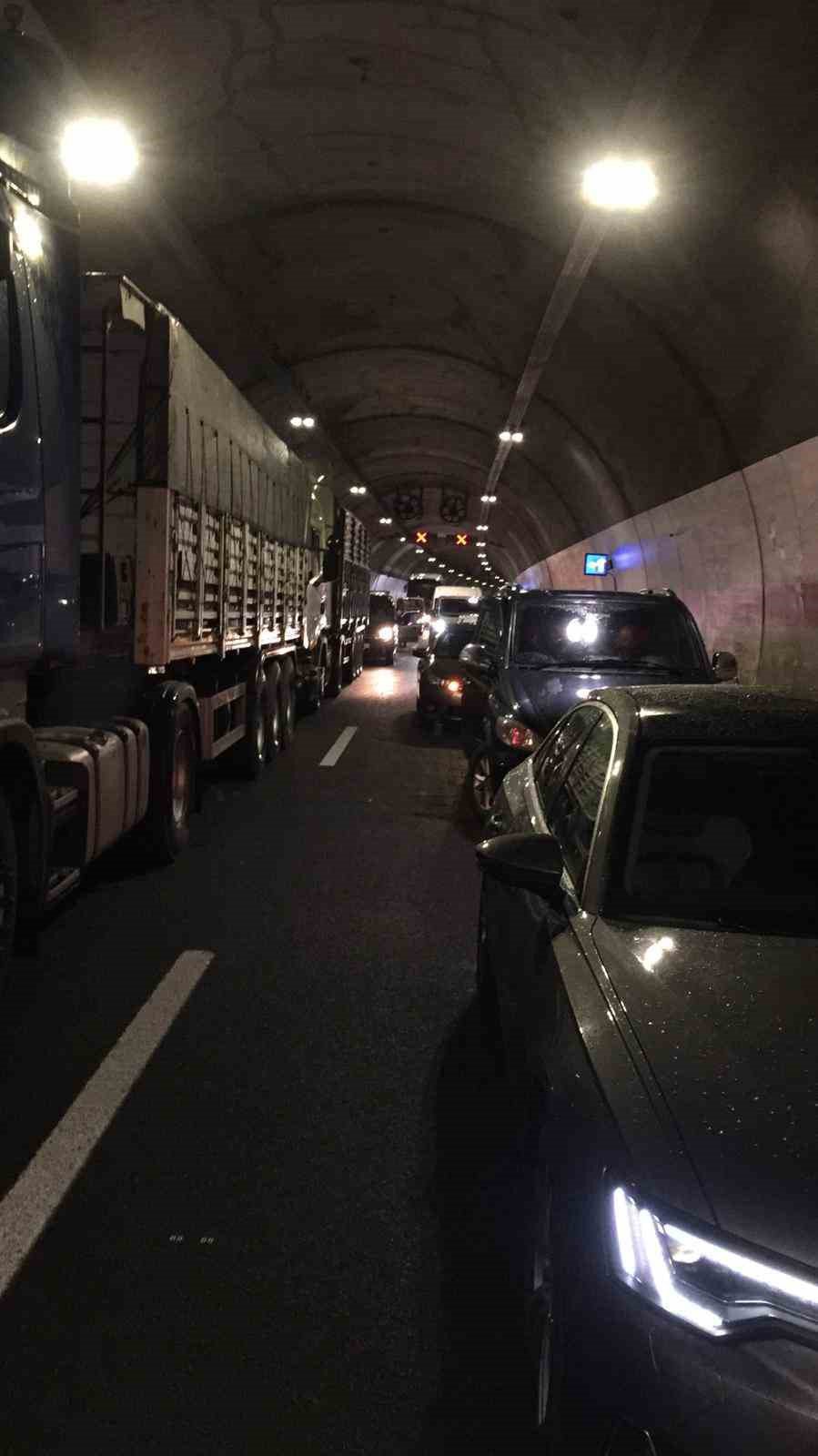 TRABZON-GÜMÜŞHANE KARAYOLU SEL SULARININ GETİRDİĞİ TAŞ VE ÇAMUR NEDENİYLE ULAŞIMA KAPANDI