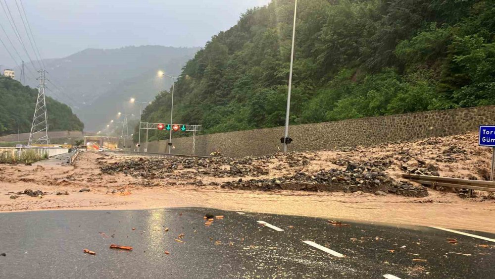 TRABZON-GÜMÜŞHANE KARAYOLU SEL SULARININ GETİRDİĞİ TAŞ VE ÇAMUR NEDENİYLE ULAŞIMA KAPANDI