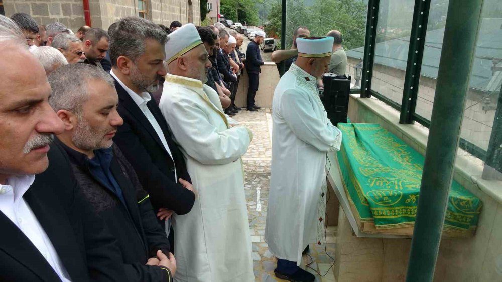 TRABZON'DA 10 GÜN ÖNCE EVLERİNİN ÖNÜNDEKİ PARKTA OYNARKEN BAŞINA İSABET EDEN YORGUN MERMİ NEDENİYLE AĞIR YARALANAN VE TEDAVİ GÖRDÜĞÜ HASTANEDE HAYATINI KAYBEDEN 9 YAŞINDAKİ KEREM CAN ÖZDEMİR SON YOLCULUĞUNA UĞURLANDI