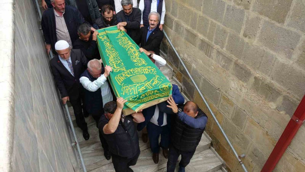 TRABZON'DA 10 GÜN ÖNCE EVLERİNİN ÖNÜNDEKİ PARKTA OYNARKEN BAŞINA İSABET EDEN YORGUN MERMİ NEDENİYLE AĞIR YARALANAN VE TEDAVİ GÖRDÜĞÜ HASTANEDE HAYATINI KAYBEDEN 9 YAŞINDAKİ KEREM CAN ÖZDEMİR SON YOLCULUĞUNA UĞURLANDI