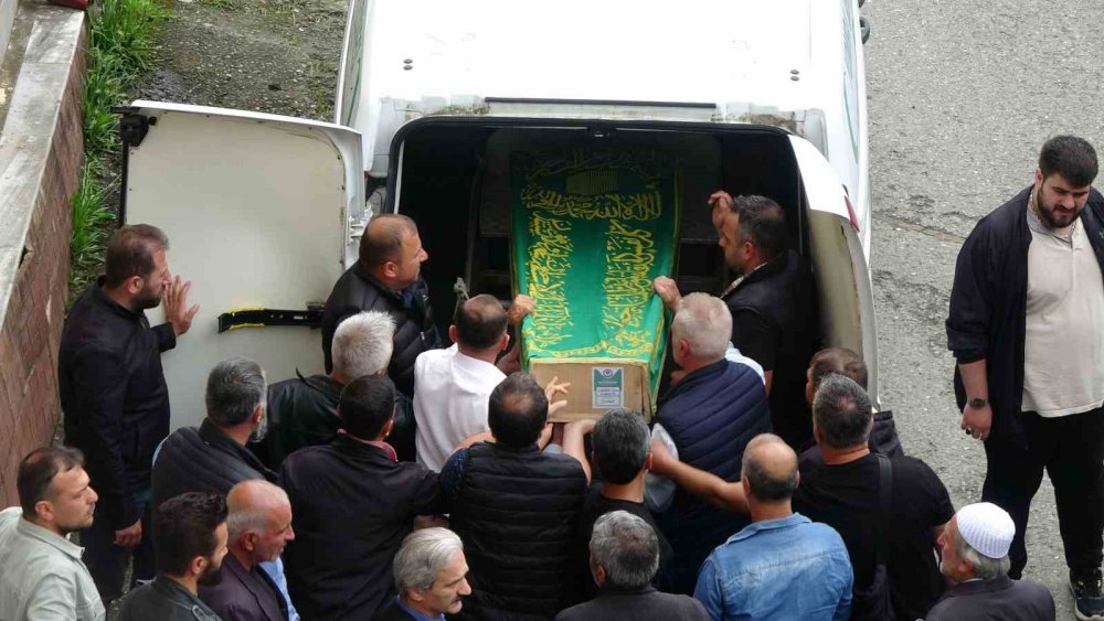 TRABZON'DA 10 GÜN ÖNCE EVLERİNİN ÖNÜNDEKİ PARKTA OYNARKEN BAŞINA İSABET EDEN YORGUN MERMİ NEDENİYLE AĞIR YARALANAN VE TEDAVİ GÖRDÜĞÜ HASTANEDE HAYATINI KAYBEDEN 9 YAŞINDAKİ KEREM CAN ÖZDEMİR SON YOLCULUĞUNA UĞURLANDI