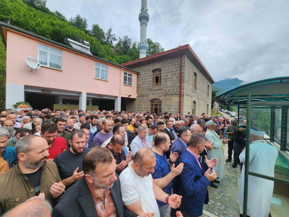 TRABZON'DA 10 GÜN ÖNCE EVLERİNİN ÖNÜNDEKİ PARKTA OYNARKEN BAŞINA İSABET EDEN YORGUN MERMİ NEDENİYLE AĞIR YARALANAN VE TEDAVİ GÖRDÜĞÜ HASTANEDE HAYATINI KAYBEDEN 9 YAŞINDAKİ KEREM CAN ÖZDEMİR SON YOLCULUĞUNA UĞURLANDI