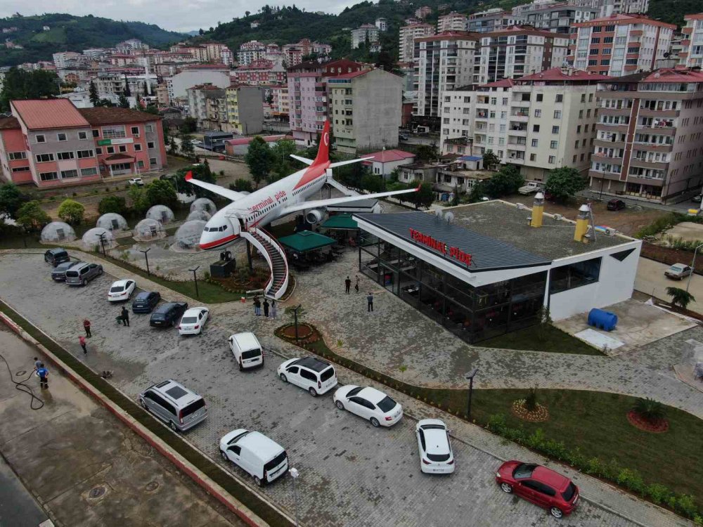 ANKARA-TRABZON SEFERİNİ YAPARKEN 13 OCAK 2018 TARİHİNDE TRABZON HAVALİMANI'NA İNİŞ YAPTIĞI SIRADA PİSTTEN ÇIKAN YOLCU UÇAĞI YAPILAN ÇALIŞMALARIN ARDINDAN PİDE SALONU OLARAK HİZMET VERMEYE BAŞLADI