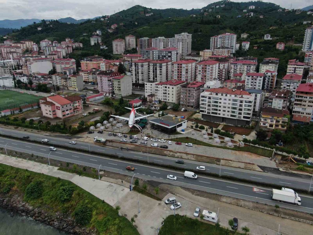 ANKARA-TRABZON SEFERİNİ YAPARKEN 13 OCAK 2018 TARİHİNDE TRABZON HAVALİMANI'NA İNİŞ YAPTIĞI SIRADA PİSTTEN ÇIKAN YOLCU UÇAĞI YAPILAN ÇALIŞMALARIN ARDINDAN PİDE SALONU OLARAK HİZMET VERMEYE BAŞLADI