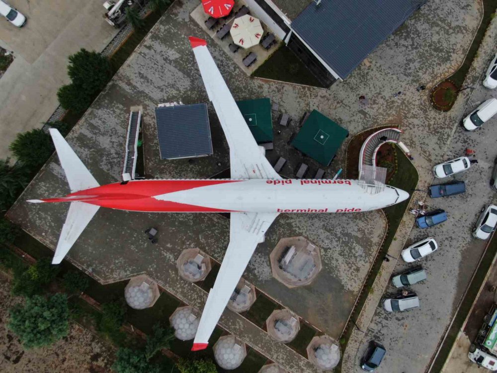 ANKARA-TRABZON SEFERİNİ YAPARKEN 13 OCAK 2018 TARİHİNDE TRABZON HAVALİMANI'NA İNİŞ YAPTIĞI SIRADA PİSTTEN ÇIKAN YOLCU UÇAĞI YAPILAN ÇALIŞMALARIN ARDINDAN PİDE SALONU OLARAK HİZMET VERMEYE BAŞLADI