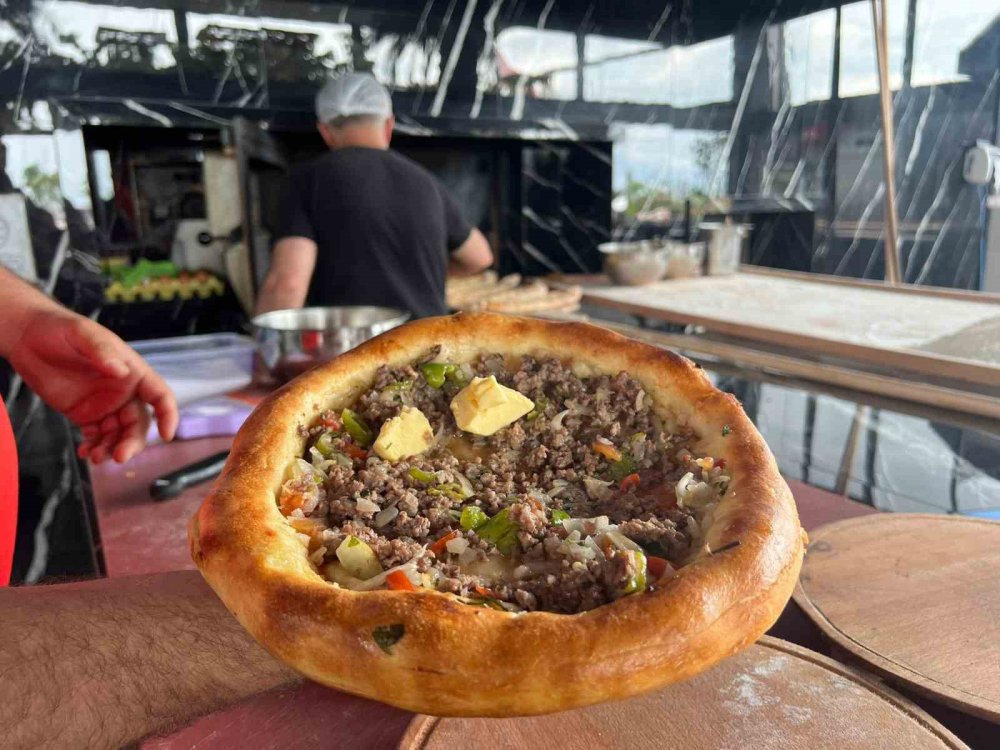 ANKARA-TRABZON SEFERİNİ YAPARKEN 13 OCAK 2018 TARİHİNDE TRABZON HAVALİMANI'NA İNİŞ YAPTIĞI SIRADA PİSTTEN ÇIKAN YOLCU UÇAĞI YAPILAN ÇALIŞMALARIN ARDINDAN PİDE SALONU OLARAK HİZMET VERMEYE BAŞLADI