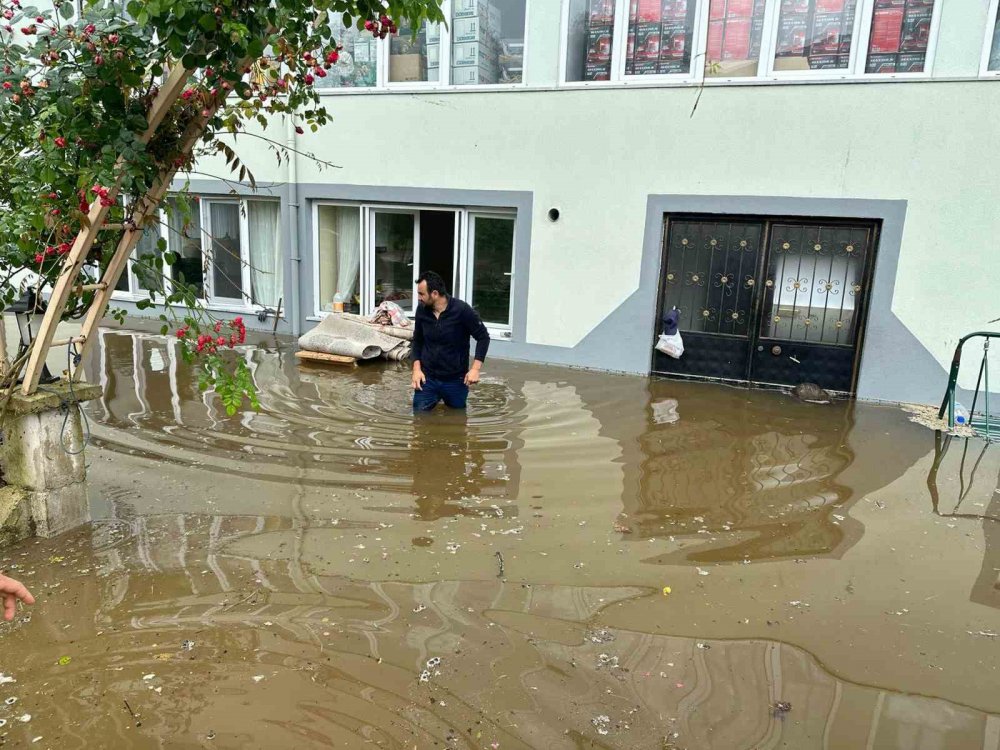 DÜN İL GENELİNDE BAŞLAYAN SAĞANAK AKŞAM SAATLERİNDE ŞİDDETİNİ ARTTIRDI, SABAHA KADAR DEVAM ETTİ.ORDU’DA SEL: EVLER VE TARIM ARAZİLERİ SULAR ALTINDA KALDI
