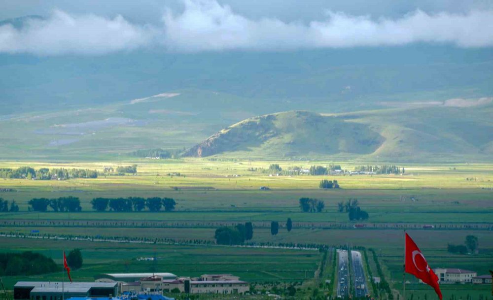 ERZURUM'DA HEMEN HEMEN BİR AYDIR KESİNTİSİZ DEVAM EDEN YAĞIŞLAR KARTPOSTALLIK GÖRÜNTÜLERİN ORTAYA ÇIKMASINA SEBEP OLDU