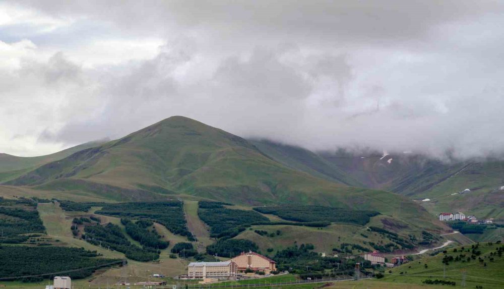 ERZURUM'DA HEMEN HEMEN BİR AYDIR KESİNTİSİZ DEVAM EDEN YAĞIŞLAR KARTPOSTALLIK GÖRÜNTÜLERİN ORTAYA ÇIKMASINA SEBEP OLDU
