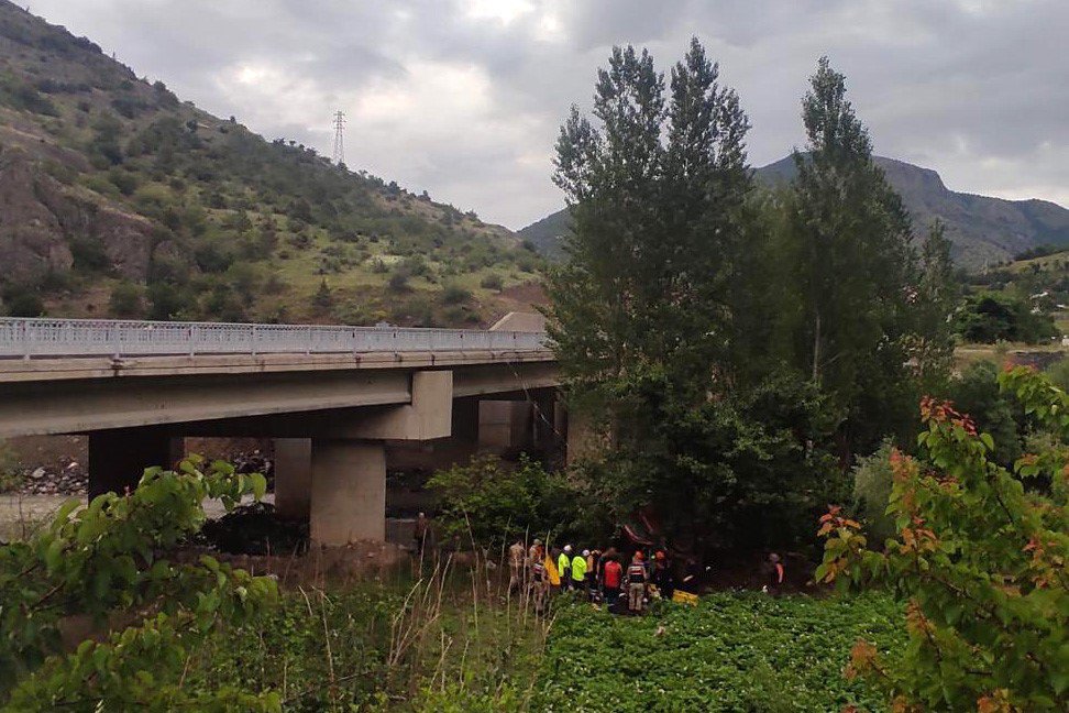 GÜMÜŞHANE-TRABZON KARAYOLUNDA KONTROLDEN ÇIKAN HAFİF TİCARİ ARAÇ HARŞİT ÇAYI KENARINDAKİ BAHÇEYE DÜŞTÜ. KAZADA 22 YAŞINDA FULYA BAYRAM  VE 22 YAŞINDA ZEYNEP KURNAZ ÜNİVERSİTE ÖĞRENCİSİ ÖLDÜ, 3 KİŞİDE YARALANDI