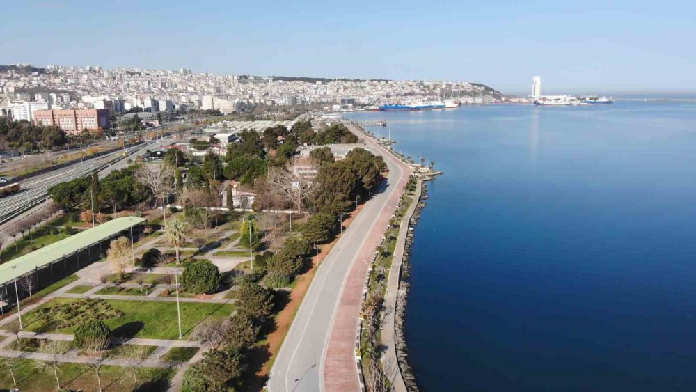 METEOROLOJİ GENEL MÜDÜRLÜĞÜ VERİLERİNE GÖRE KARADENİZ'İN EN SOĞUK DENİZ SUYU SICAKLIĞINA SAHİP İLİ 19 DERECE İLE SAMSUN VE ORDU KIYILARI OLDU.TRABZON 22 DERECE , RİZE KIYILARI 21 DERECE , ARTVİN 23 DERECE OLARAK ÖLÇÜLDÜ