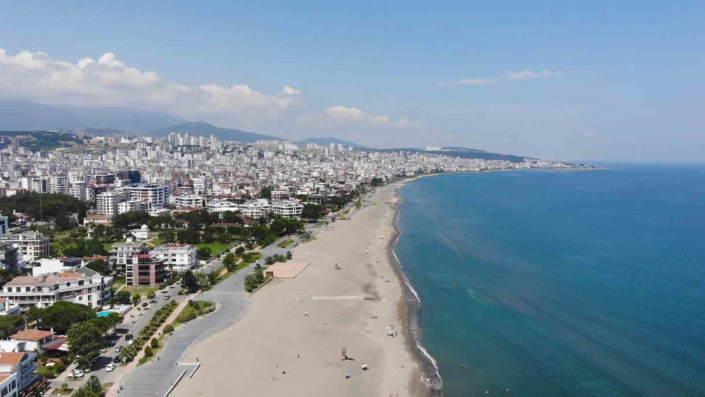 METEOROLOJİ GENEL MÜDÜRLÜĞÜ VERİLERİNE GÖRE KARADENİZ'İN EN SOĞUK DENİZ SUYU SICAKLIĞINA SAHİP İLİ 19 DERECE İLE SAMSUN VE ORDU KIYILARI OLDU.TRABZON 22 DERECE , RİZE KIYILARI 21 DERECE , ARTVİN 23 DERECE OLARAK ÖLÇÜLDÜ