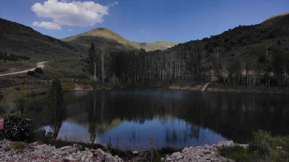 BAYBURT'A 14 KİLOMETRE UZAKLIKTA BULUNAN MEYVE AĞAÇLARIYLA BİLİNEN GEZ KÖYÜNDEKİ SULAMA GÖLEDİ TARIM ARAZİLERİNİN SULANMASINDA KULLANILIYOR