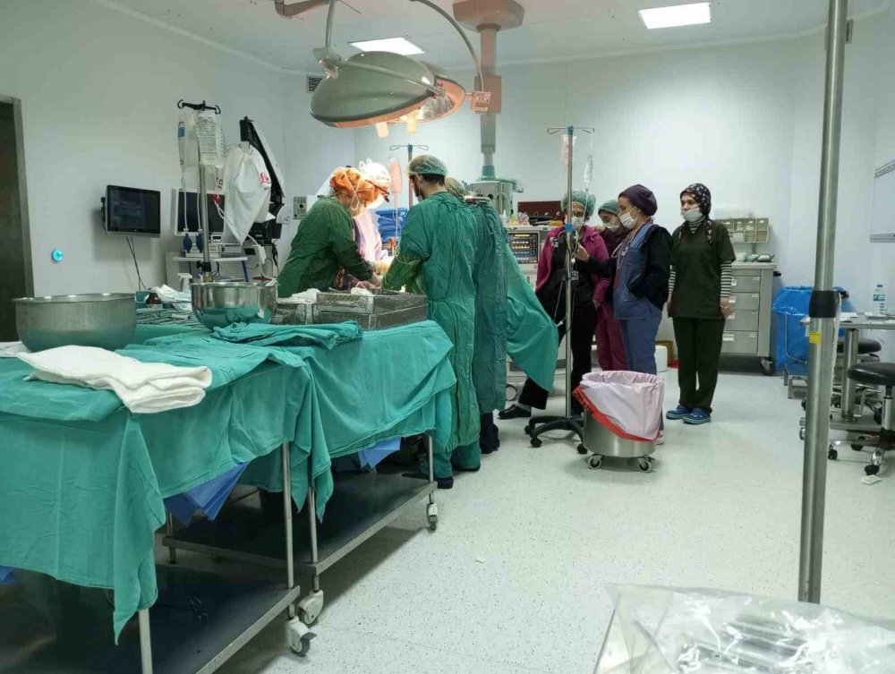 TRABZON'DA EVDE YALNIZ YAŞAYAN 61 YAŞINDAKİ YAŞLI KADIN YAPILAN MÜDAHALELERE RAĞMEN KURTARILAMADI. BEYİN ÖLÜMÜ GERÇEKLEŞEN YAŞLI KADININ ORGANLARI ERZURUM, BURSA VE DİYARBAKIR'DAKİ 3 HASTAYA UMUT OLDU