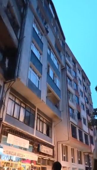 ARTVİN'İN BORÇKA İLÇESİNDE BALKONDA ÇAMAŞIR ASARKEN SARA KRİZİNE TUTULARAK ASILI KALAN GENÇ KIZIN BABASI YAŞANANLARI ANLATTI.  AYRINTILAR CAYTVHABER.COM'DA