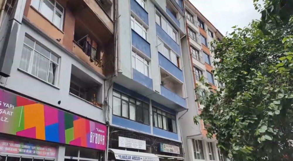 ARTVİN'İN BORÇKA İLÇESİNDE BALKONDA ÇAMAŞIR ASARKEN SARA KRİZİNE TUTULARAK ASILI KALAN GENÇ KIZIN BABASI YAŞANANLARI ANLATTI.  AYRINTILAR CAYTVHABER.COM'DA