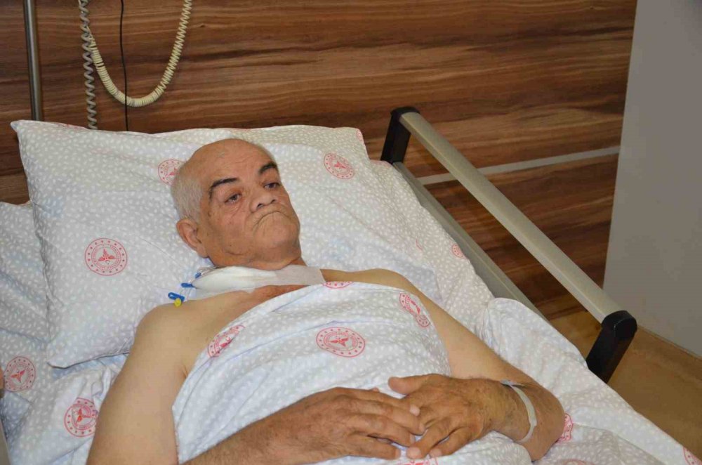 ÇORUM'DA AYAKLARINDAKİ AĞRI VE ŞİŞME SEBEBİYLE HASTANEYE GİDEN HAYDAR YATAR UYLUK KEMİĞİNDEN 8 KİLO 900 GRAM TÜMÖR ÇIKARTILDI