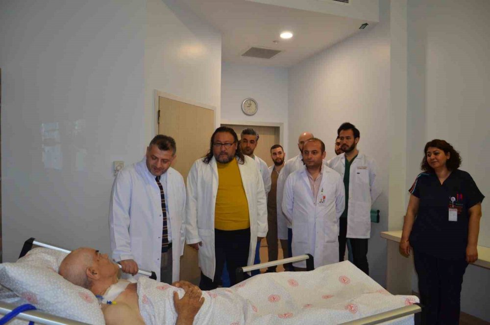 ÇORUM'DA AYAKLARINDAKİ AĞRI VE ŞİŞME SEBEBİYLE HASTANEYE GİDEN HAYDAR YATAR UYLUK KEMİĞİNDEN 8 KİLO 900 GRAM TÜMÖR ÇIKARTILDI