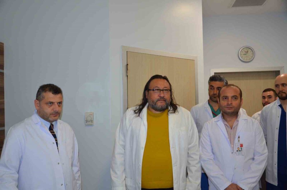 ÇORUM'DA AYAKLARINDAKİ AĞRI VE ŞİŞME SEBEBİYLE HASTANEYE GİDEN HAYDAR YATAR UYLUK KEMİĞİNDEN 8 KİLO 900 GRAM TÜMÖR ÇIKARTILDI