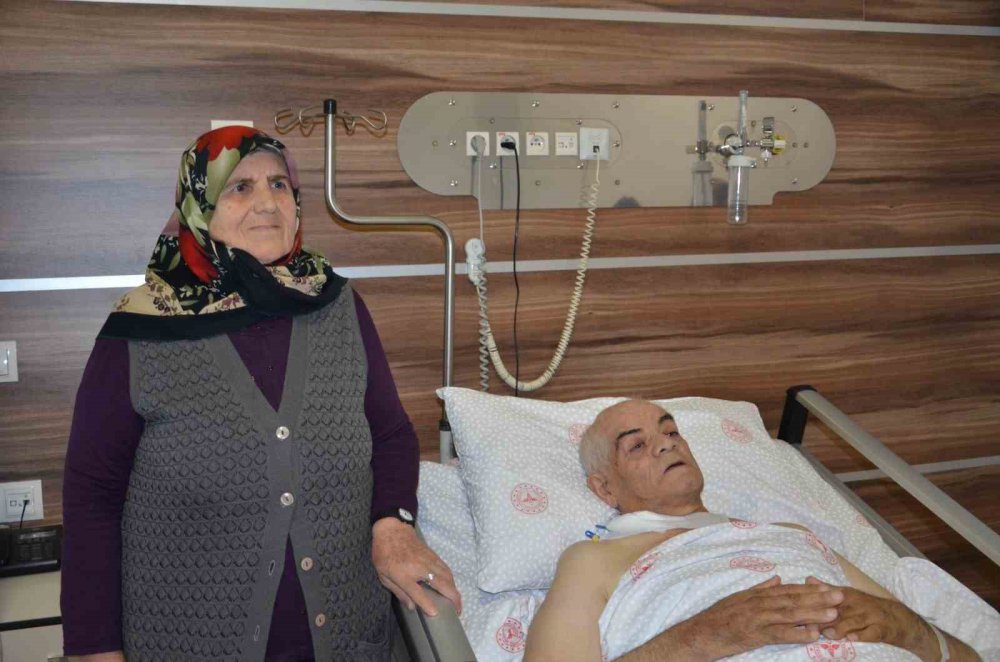 ÇORUM'DA AYAKLARINDAKİ AĞRI VE ŞİŞME SEBEBİYLE HASTANEYE GİDEN HAYDAR YATAR UYLUK KEMİĞİNDEN 8 KİLO 900 GRAM TÜMÖR ÇIKARTILDI