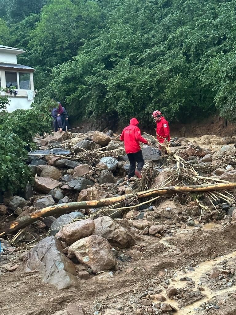 GİRESUN'UN MERKEZE BAĞLI DUROĞLU BELDESİ'NİN BELEDİYE BAŞKANI HALİL ÇETİN, BÜYÜK BİR AFET İLE KARŞI KARŞIYA OLDUKLARINI BELİRTEREK "ŞUANA KADAR BİR CAN KAYBI YAŞANMADI AMA ÇAĞLAYAN MAHALLEMİZDE BİR EVDEN HABER ALAMADIK" DEDİ