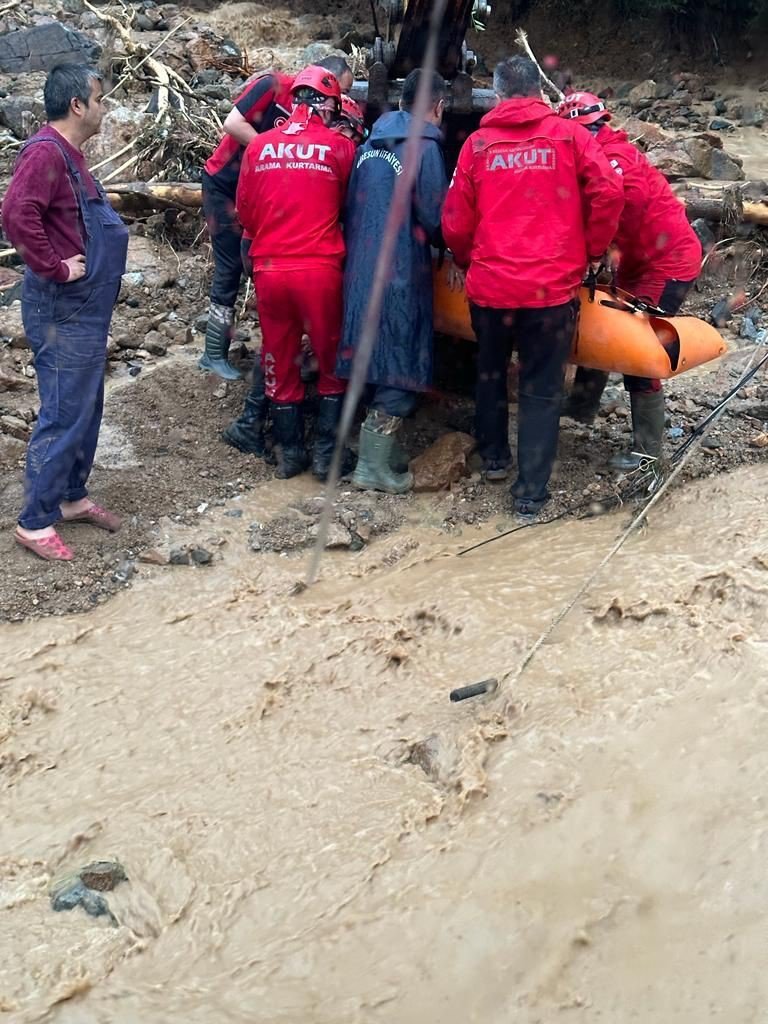 GİRESUN'UN MERKEZE BAĞLI DUROĞLU BELDESİ'NİN BELEDİYE BAŞKANI HALİL ÇETİN, BÜYÜK BİR AFET İLE KARŞI KARŞIYA OLDUKLARINI BELİRTEREK "ŞUANA KADAR BİR CAN KAYBI YAŞANMADI AMA ÇAĞLAYAN MAHALLEMİZDE BİR EVDEN HABER ALAMADIK" DEDİ