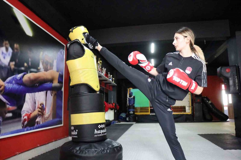 2019 YILINDA AVRUPA'NIN EN İYİ KADIN DÖVÜŞÇÜSÜ SEÇİLEN VE NEREDEYSE YAŞININ İKİ KATI KADAR ŞAMPİYONLUĞU BULUNAN 20 YAŞINDAKİ SAKARYALI KİCK BOKS SPORCUSU AFRA ADIYAMAN, POLONYA'DA DÜZENLENEN 3.AVRUPA OYUNLARI'NA HAZIRLANIYOR