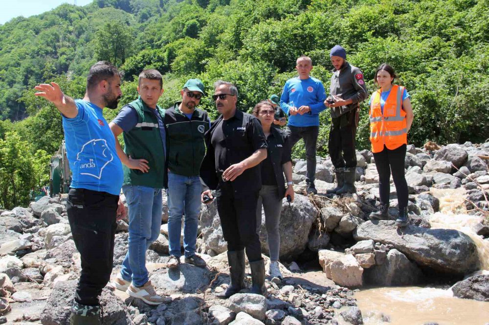 GİRESUN'DA ETKİLİ OLAN YAĞIŞLAR SONRASI DUROĞLU BELDESİNDE MEYDANA GELEN SEL VE HEYELANLAR SONUCU KAYBOLAN ŞAHSI ARAMA ÇALIŞMALARI SÜRÜYOR