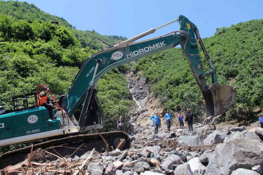 GİRESUN'DA ETKİLİ OLAN YAĞIŞLAR SONRASI DUROĞLU BELDESİNDE MEYDANA GELEN SEL VE HEYELANLAR SONUCU KAYBOLAN ŞAHSI ARAMA ÇALIŞMALARI SÜRÜYOR