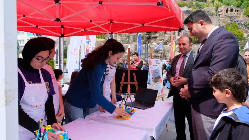 GÜMÜŞHANE'DE DENEYAP TEKNOLOJİ ATÖLYESİ'NDE EĞİTİM GÖREN GELECEĞİN YAZILIMCISI ÖĞRENCİLER PROJELERİNİ SERGİLEDİ