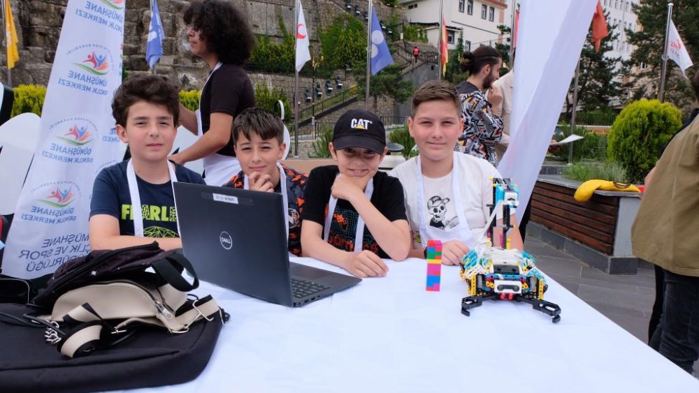 GÜMÜŞHANE'DE DENEYAP TEKNOLOJİ ATÖLYESİ'NDE EĞİTİM GÖREN GELECEĞİN YAZILIMCISI ÖĞRENCİLER PROJELERİNİ SERGİLEDİ