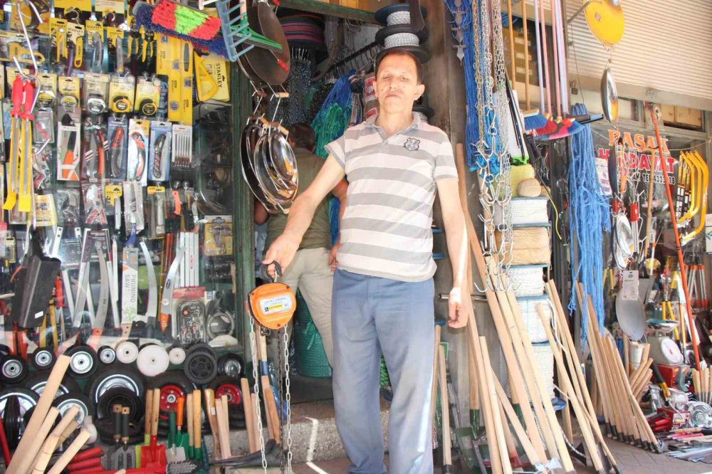 KURBAN BAYRAMI'NA SAYILI GÜNLER KALA VATANDAŞLAR BIÇAKLARINI BİLETMEYE BAŞLADI