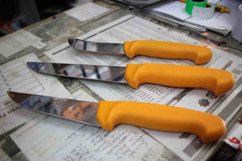 KURBAN BAYRAMI'NA SAYILI GÜNLER KALA VATANDAŞLAR BIÇAKLARINI BİLETMEYE BAŞLADI