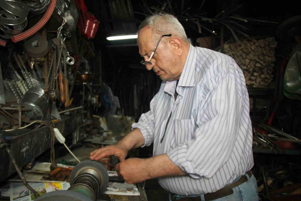 KURBAN BAYRAMI'NA SAYILI GÜNLER KALA VATANDAŞLAR BIÇAKLARINI BİLETMEYE BAŞLADI