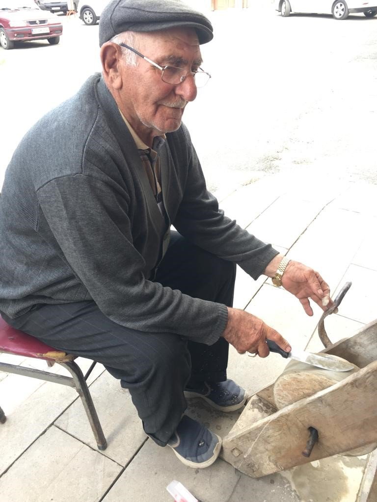 ERZURUM'UN ŞENKAYA İLÇESİNDE ESNAFLIK YAPAN 87 YAŞINDAKİ ÖZAY DEDE (HEKİMOĞLU), KURBAN BAYRAMI ÖNCESİ ÇEVİRMELİ "ÇARK TAŞI" TEZGAHINDA BIÇAKLARI BİLEVLİYOR