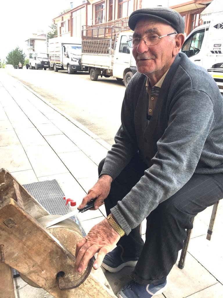 ERZURUM'UN ŞENKAYA İLÇESİNDE ESNAFLIK YAPAN 87 YAŞINDAKİ ÖZAY DEDE (HEKİMOĞLU), KURBAN BAYRAMI ÖNCESİ ÇEVİRMELİ "ÇARK TAŞI" TEZGAHINDA BIÇAKLARI BİLEVLİYOR