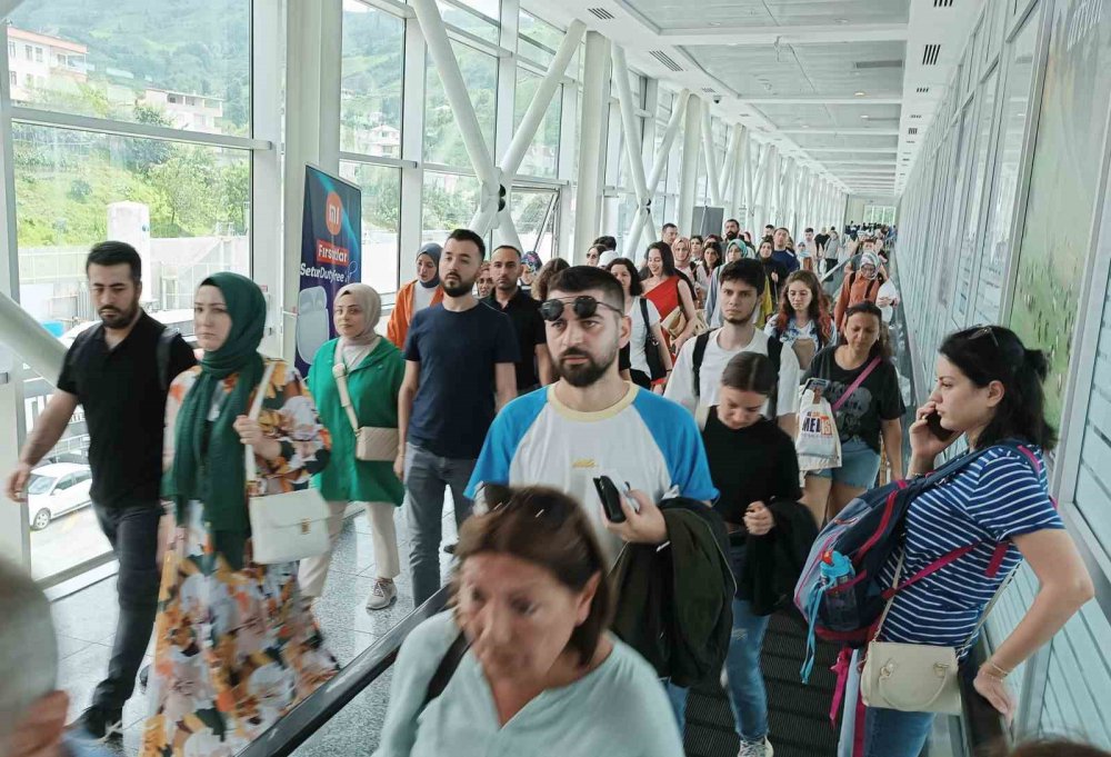 GÜRCİSTAN'IN DA TÜRKİYE ÜZERİNDEN AVRUPA'YA AÇILAN KAPISI OLAN SARP SINIR KAPISI'NDAKİ YOLCU VE ARAÇ YOĞUNLUĞU HER GEÇEN GÜN ARTARKEN, BU YOĞUNLUK KURBAN BAYRAMI DOLAYISIYLA YAKLAŞIK 2 KATINA ÇIKTI
