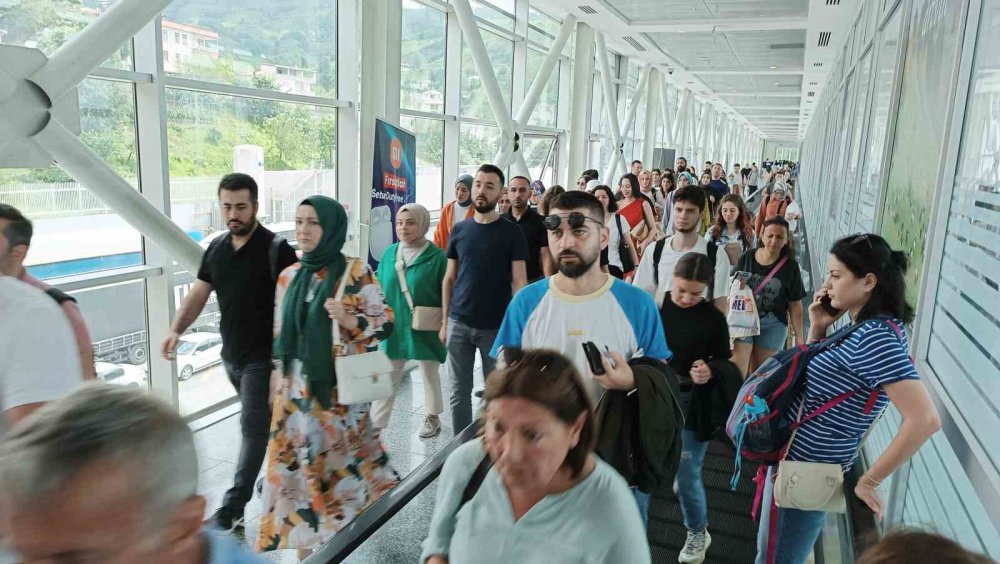 GÜRCİSTAN'IN DA TÜRKİYE ÜZERİNDEN AVRUPA'YA AÇILAN KAPISI OLAN SARP SINIR KAPISI'NDAKİ YOLCU VE ARAÇ YOĞUNLUĞU HER GEÇEN GÜN ARTARKEN, BU YOĞUNLUK KURBAN BAYRAMI DOLAYISIYLA YAKLAŞIK 2 KATINA ÇIKTI