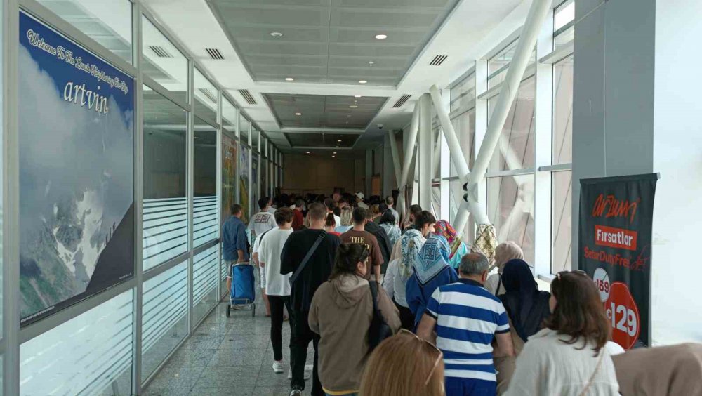 GÜRCİSTAN'IN DA TÜRKİYE ÜZERİNDEN AVRUPA'YA AÇILAN KAPISI OLAN SARP SINIR KAPISI'NDAKİ YOLCU VE ARAÇ YOĞUNLUĞU HER GEÇEN GÜN ARTARKEN, BU YOĞUNLUK KURBAN BAYRAMI DOLAYISIYLA YAKLAŞIK 2 KATINA ÇIKTI