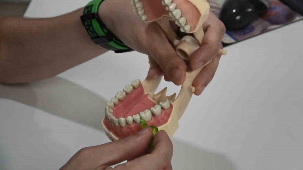 KURBAN BAYRAMI'NDA AŞIRI TÜKETİLEN ŞEKER VE ETLERİN DİŞ SAĞLIĞINI TEHLİKEYE ATACAĞINA DİKKAT ÇEKEN AĞIZ VE DİŞ SAĞLIĞI UZMANI DT. ALİ ŞENER, "BAYRAMDA FAZLA TÜKETİLEN ŞEKER VE ASİTLİ GIDALAR DİŞ SAĞLIĞI İÇİN ZARARLADIR" DEDİ