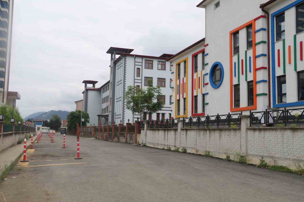 RİZE'DE ÇOK SAYIDA İLKÖĞRETİM OKULU VE LİSENİN BULUNDUĞU BÖLGEDE SÜRÜCÜ KURSLARININ DİREKSİYON EĞİTİMİ VE EHLİYET SINAVI YAPMALARINDAN DOLAYI OLUŞAN TEHLİKE NEDENİYLE MAHALLE SAKİNLERİ TEPKİ GÖSTERDİ