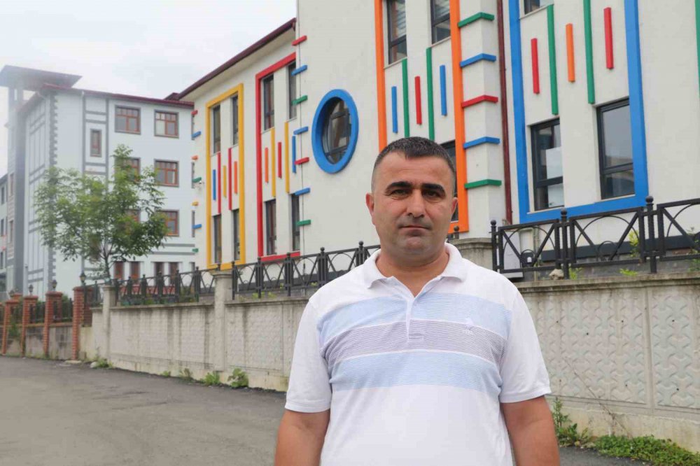 RİZE'DE ÇOK SAYIDA İLKÖĞRETİM OKULU VE LİSENİN BULUNDUĞU BÖLGEDE SÜRÜCÜ KURSLARININ DİREKSİYON EĞİTİMİ VE EHLİYET SINAVI YAPMALARINDAN DOLAYI OLUŞAN TEHLİKE NEDENİYLE MAHALLE SAKİNLERİ TEPKİ GÖSTERDİ